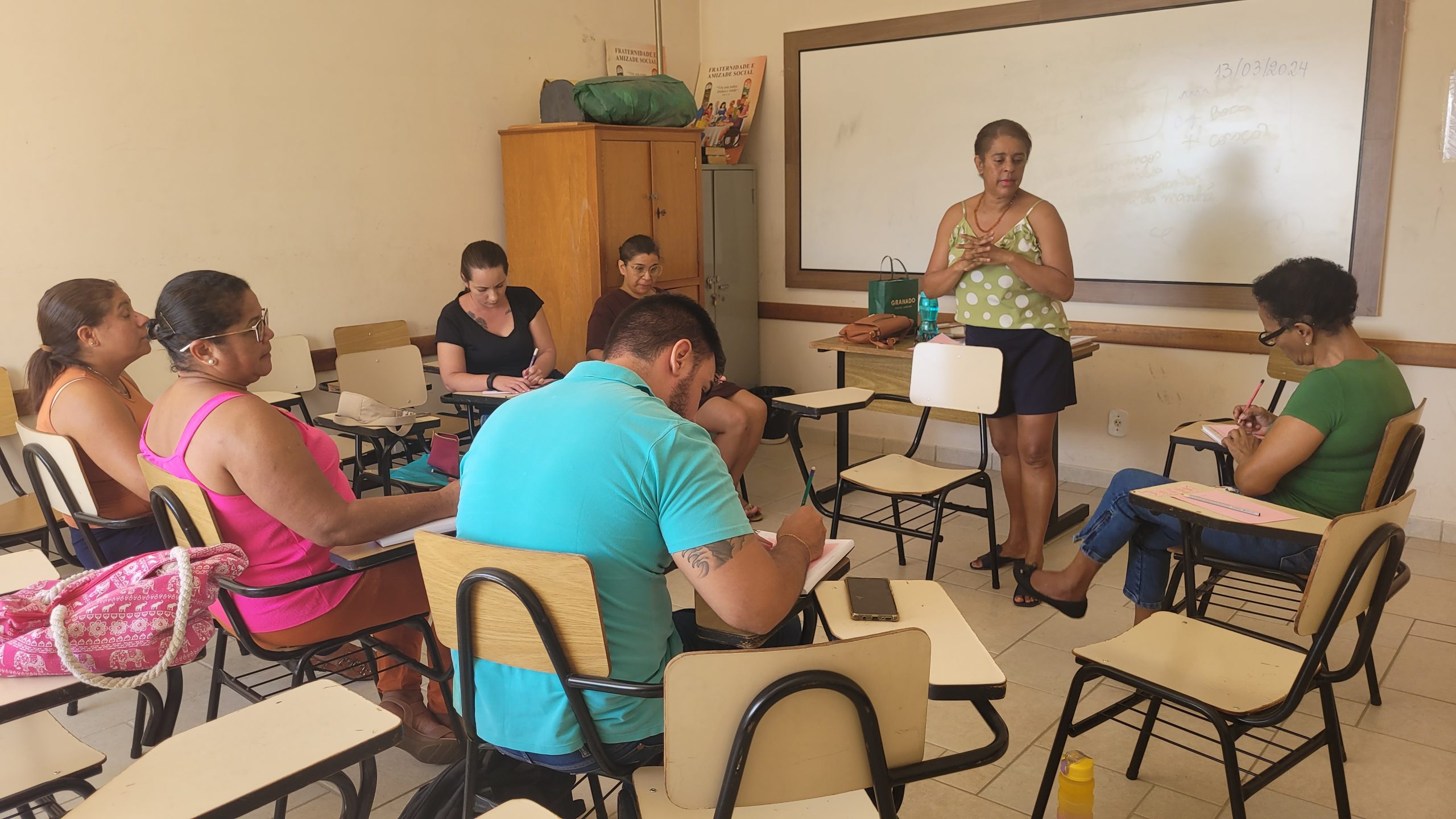 Participantes em uma aula de alfabetização da Nanquin