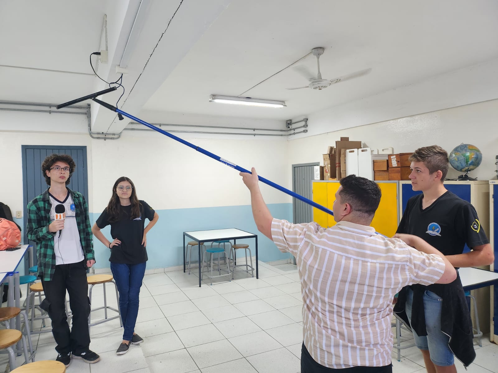 Estudantes praticando produção audiovisual em uma escola